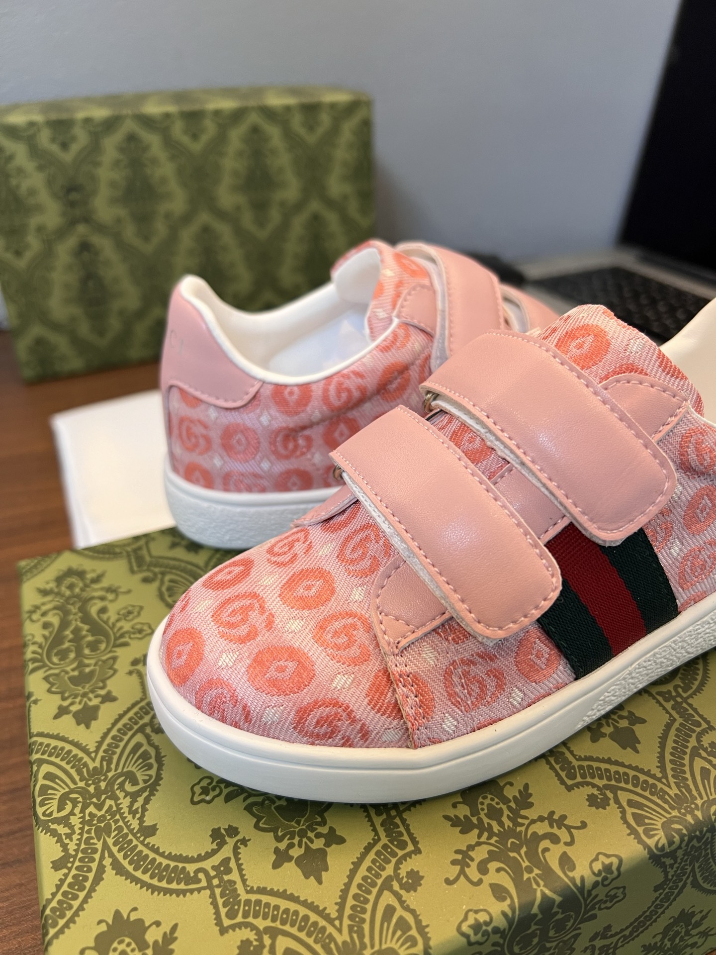 Children's shoes child